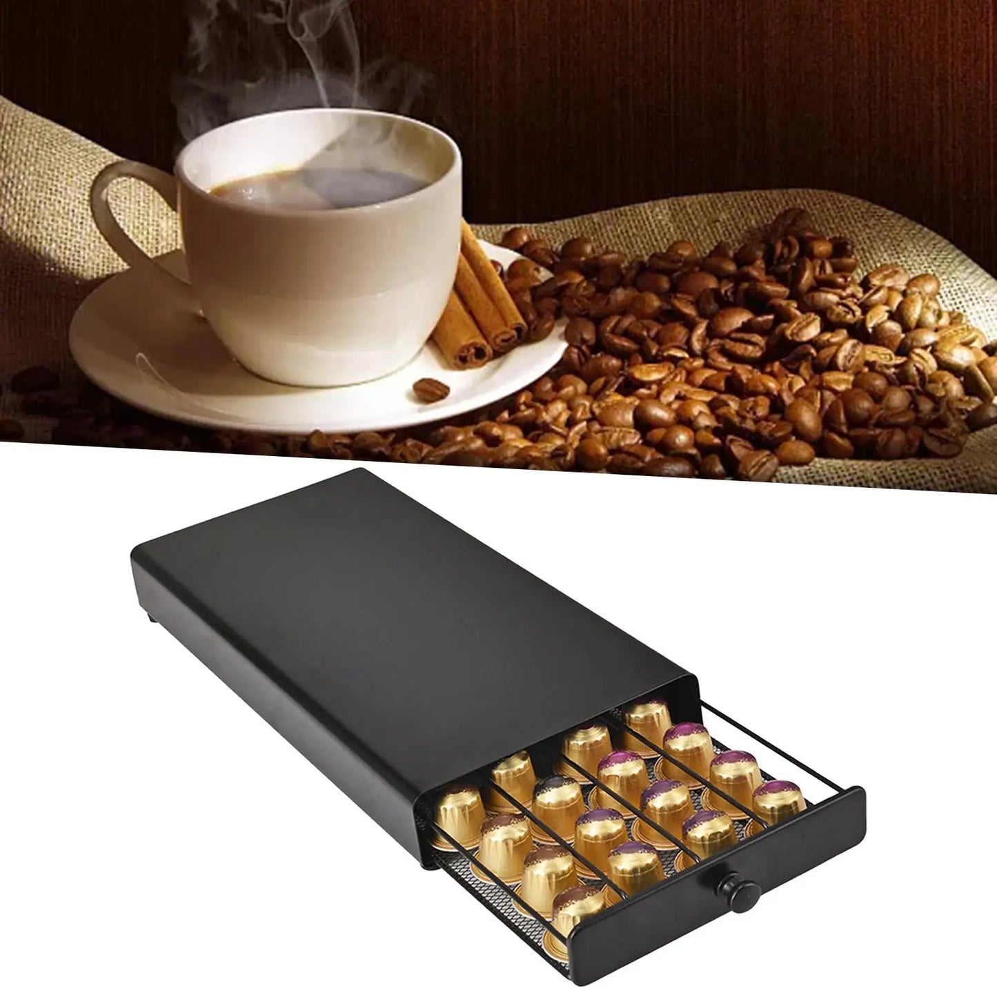 Een zwarte koffiecups organizer met een uittrekbare lade gevuld met goud- en paarse koffiecapsules, geplaatst onder een afbeelding van een dampende kop koffie op een schoteltje met kaneelstokjes, omringd door koffiebonen op een juten ondergrond.