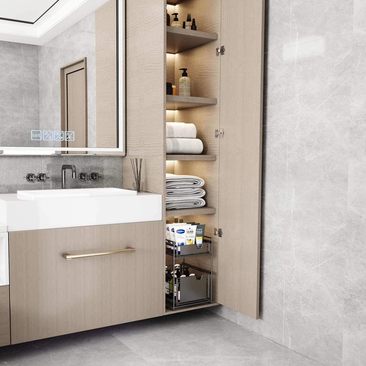 Een moderne badkamer met een open houten kast naast een wastafel. De kast heeft meerdere planken met netjes opgevouwen handdoeken en verzorgingsproducten zoals flessen en tubes. Onderin staat een zwarte, tweelaagse, stalen organizer met diverse toiletartikelen, waaronder flessen en een doosje.