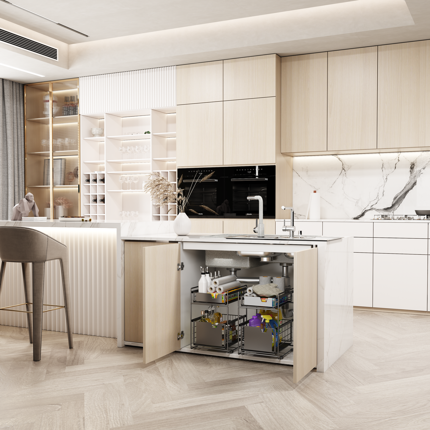 Een moderne keuken met een wit marmeren aanrecht en een centraal eiland met open deuren. Binnenin het keukeneiland staat een zwarte, tweelaagse organizer met schoonmaakmiddelen, flessen en rollen papier. De keuken heeft lichte houten kasten, een gootsteen met kraan, en een fornuis op de achtergrond. Een barstoel met gouden frame staat aan de linkerkant, en er is een open kast met glazen en decoraties. De vloer heeft een lichte, visgraatpatroon.